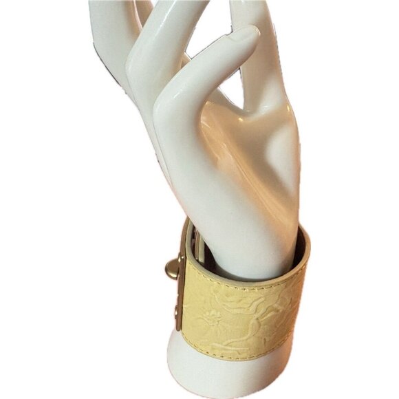 Patricia Nash Beige Sand Tooled Floral Leather Pattern Turn Lock Cuff Bracelet - Picture 4 of 7